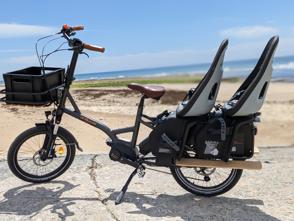 Vélo avec deux sieges bébé