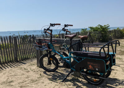 Deux vélos van garés sur la plage de Rivedoux