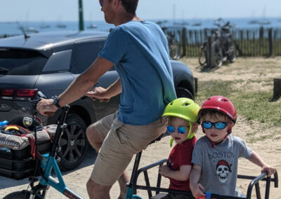 Transport de deux enfants à vélo sur une banquette